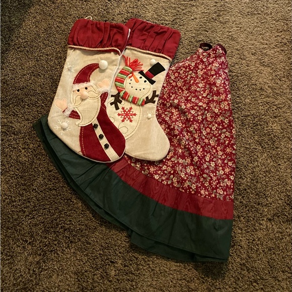 Annie’s Attic Christmas tree skirt W/ 2 Decorative Stockings Snowman & Santa. - Picture 2 of 15